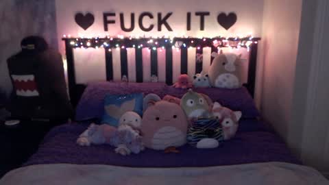 Snapshot of mackenziewolfe chatting on December 16, 6:43 am Mackenzie Wolfe online show from December 16, 6:43 am