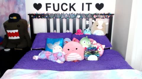 Snapshot of mackenziewolfe chatting on December 17, 8:01 am Mackenzie Wolfe online show from December 17, 8:01 am