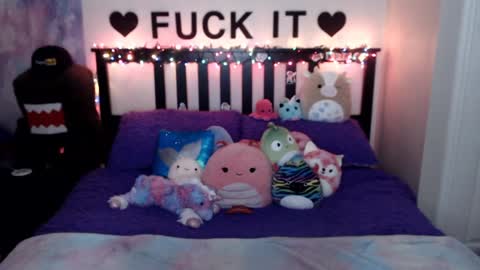 Snapshot of mackenziewolfe chatting on December 18, 7:04 am Mackenzie Wolfe online show from December 18, 7:04 am