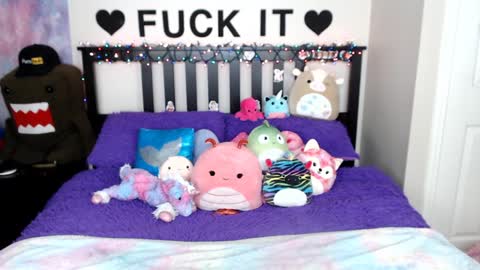 Snapshot of mackenziewolfe chatting on December 19, 7:07 am Mackenzie Wolfe online show from December 19, 7:07 am