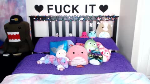 Snapshot of mackenziewolfe chatting on December 21, 7:35 am Mackenzie Wolfe online show from December 21, 7:35 am