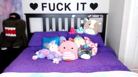 Snapshot of mackenziewolfe chatting on October 1, 4:51 am Mackenzie Wolfe online show from October 1, 4:51 am