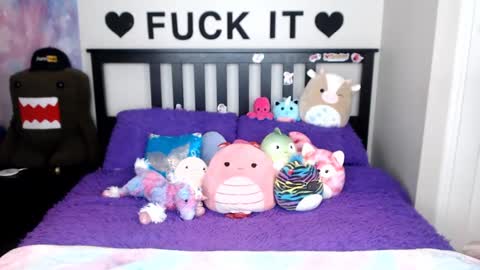 Snapshot of mackenziewolfe chatting on October 26, 4:07 am Mackenzie Wolfe online show from October 26, 4:07 am