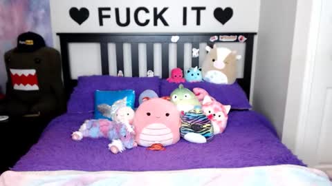 Snapshot of mackenziewolfe chatting on December 4, 5:06 am Mackenzie Wolfe online show from December 4, 5:06 am