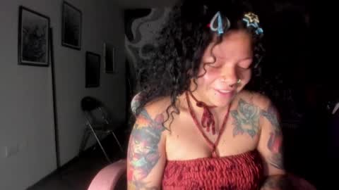 Snapshot of madam_sativa chatting on November 5, 3:17 am di online show from November 5, 3:17 am