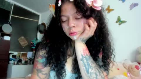 Snapshot of madam_sativa chatting on November 25, 9:15 pm di online show from November 25, 9:15 pm