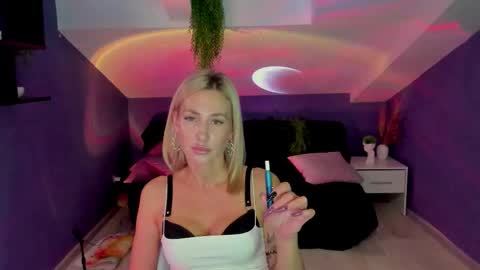 Snapshot of madammilly chatting on September 29, 6:18 am Evelyn online show from September 29, 6:18 am