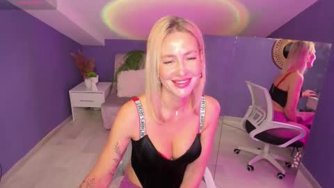 Snapshot of madammilly chatting on October 9, 6:33 am Evelyn online show from October 9, 6:33 am