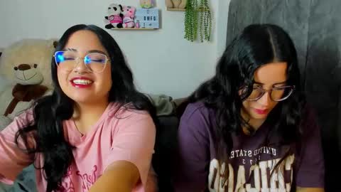 Snapshot of maddie_and_chelsea_ chatting on October 2, 11:06 am Maddie and Chelsea online show from October 2, 11:06 am