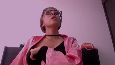 Snapshot of maddy_14 chatting on November 18, 9:19 pm Maddy UwU online show from November 18, 9:19 pm