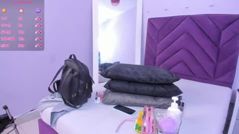 Snapshot of maddyjohnsonn chatting on February 5, 3:45 am maddyjohnsonn online show from February 5, 3:45 am