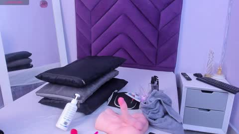 Snapshot of maddyjohnsonn chatting on February 7, 3:55 am maddyjohnsonn online show from February 7, 3:55 am