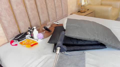 Snapshot of maddyjohnsonn chatting on February 23, 10:17 am maddyjohnsonn online show from February 23, 10:17 am