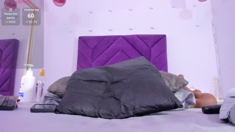 Snapshot of maddyjohnsonn chatting on November 8, 4:01 am maddyjohnsonn online show from November 8, 4:01 am