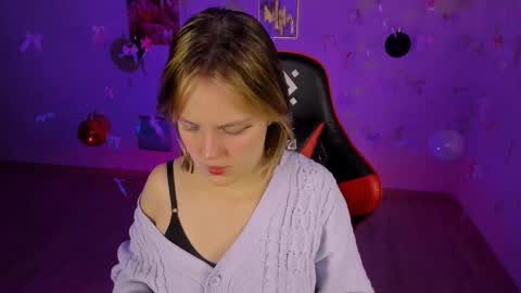 Snapshot of madeline_doll chatting on December 18, 4:18 am Madeline online show from December 18, 4:18 am