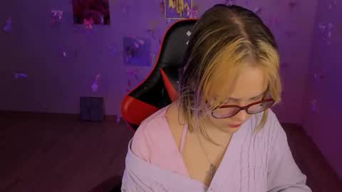 Snapshot of madeline_doll chatting on February 20, 7:10 am Madeline online show from February 20, 7:10 am