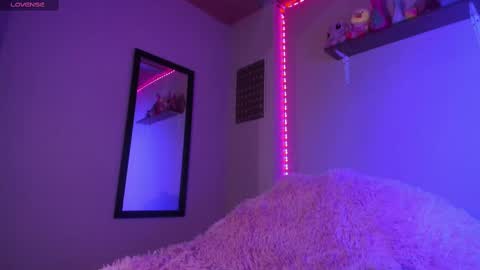 Snapshot of madelinebenet chatting on December 28, 3:47 am Madeline online show from December 28, 3:47 am