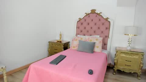 madelyn walker  online show from January 6, 11:25 am