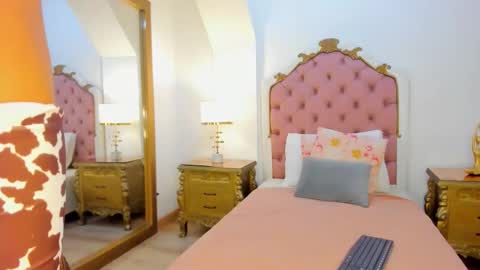 madelyn walker  online show from January 11, 11:59 am