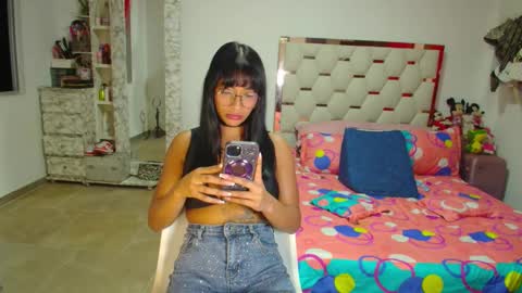 Snapshot of madeyn_roses chatting on November 5, 12:43 am madelyn roses online show from November 5, 12:43 am