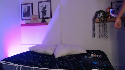    online show from March 29, 7:03 pm