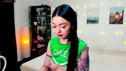 Snapshot of magic_alie chatting on December 2, 8:00 pm Magic Allie online show from December 2, 8:00 pm