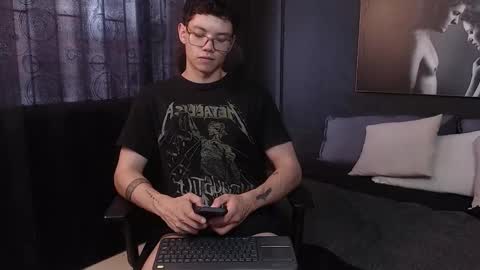 Snapshot of magic_boy01 chatting on November 25, 9:26 pm Damian Rivers online show from November 25, 9:26 pm