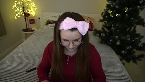 Snapshot of magicpeachhs chatting on December 9, 2:17 pm Emily online show from December 9, 2:17 pm