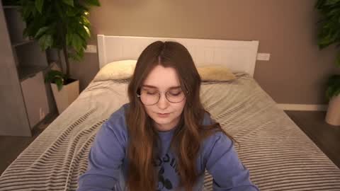 Snapshot of magicpeachhs chatting on December 12, 2:00 pm Emily online show from December 12, 2:00 pm