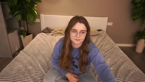 Snapshot of magicpeachhs chatting on December 12, 7:04 pm Emily online show from December 12, 7:04 pm