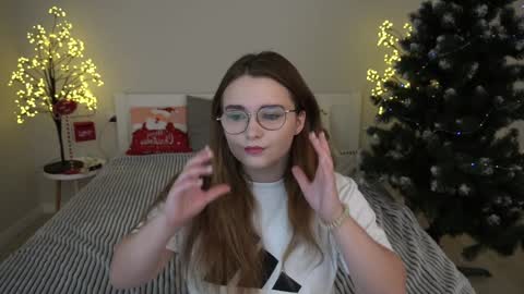 Snapshot of magicpeachhs chatting on December 13, 7:04 am Emily online show from December 13, 7:04 am