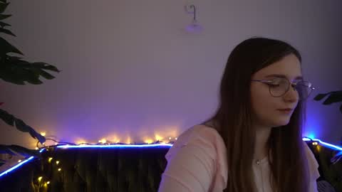 Snapshot of magicpeachhs chatting on December 16, 9:03 am Emily online show from December 16, 9:03 am