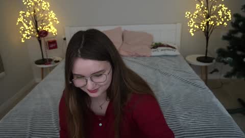 Snapshot of magicpeachhs chatting on December 17, 1:49 pm Emily online show from December 17, 1:49 pm