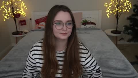 Snapshot of magicpeachhs chatting on December 18, 1:56 pm Emily online show from December 18, 1:56 pm