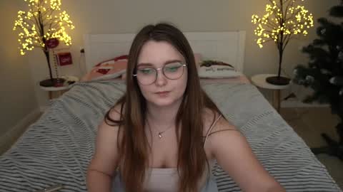 Snapshot of magicpeachhs chatting on December 18, 5:00 pm Emily online show from December 18, 5:00 pm