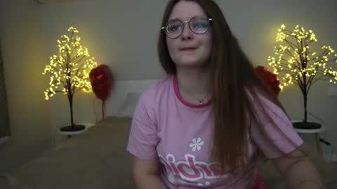 Snapshot of magicpeachhs chatting on February 28, 7:05 am Emily online show from February 28, 7:05 am