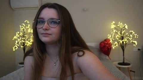 Snapshot of magicpeachhs chatting on March 5, 6:54 am Emily online show from March 5, 6:54 am