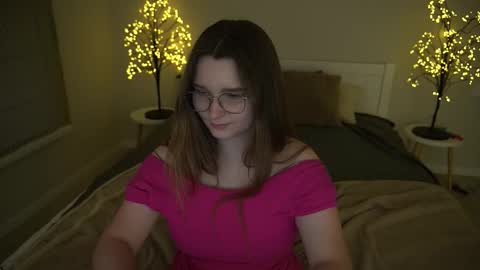 Snapshot of magicpeachhs chatting on September 24, 3:15 pm Emily online show from September 24, 3:15 pm