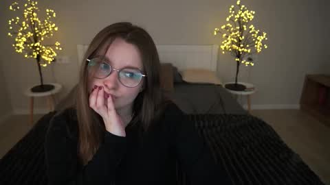 Snapshot of magicpeachhs chatting on October 6, 12:35 pm Emily online show from October 6, 12:35 pm