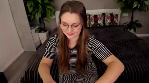 Snapshot of magicpeachhs chatting on October 15, 12:27 pm Emily online show from October 15, 12:27 pm