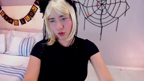 Snapshot of maia_w10 chatting on October 27, 12:20 pm Maia online show from October 27, 12:20 pm