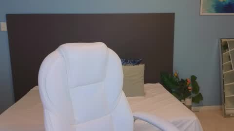 Maiaa Ruiz  online show from February 4, 1:27 pm