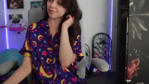 Snapshot of makiyahbelle2 chatting on December 17, 9:50 am MakiyahBelle online show from December 17, 9:50 am