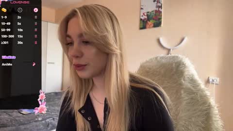 Snapshot of maksisisia chatting on October 23, 10:14 am maksisisia online show from October 23, 10:14 am