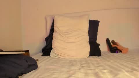 Laura online show from March 12, 7:49 pm