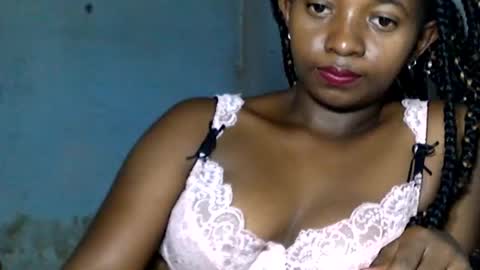 Snapshot of malinah01 chatting on December 11, 4:39 am malinah01 online show from December 11, 4:39 am
