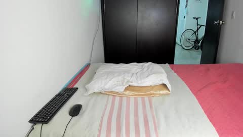 Snapshot of malucam_06 chatting on January 5, 9:36 pm instagram nueela online show from January 5, 9:36 pm