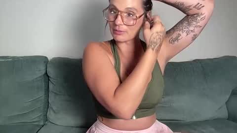 Snapshot of mandyrheaa chatting on October 22, 1:28 am Mandy online show from October 22, 1:28 am