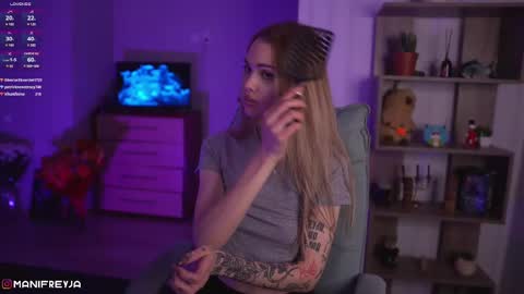 Snapshot of manifreyja chatting on December 3, 2:47 am Amelie online show from December 3, 2:47 am