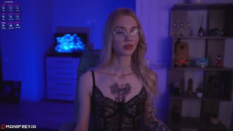 Snapshot of manifreyja chatting on December 20, 8:23 pm Amelie online show from December 20, 8:23 pm